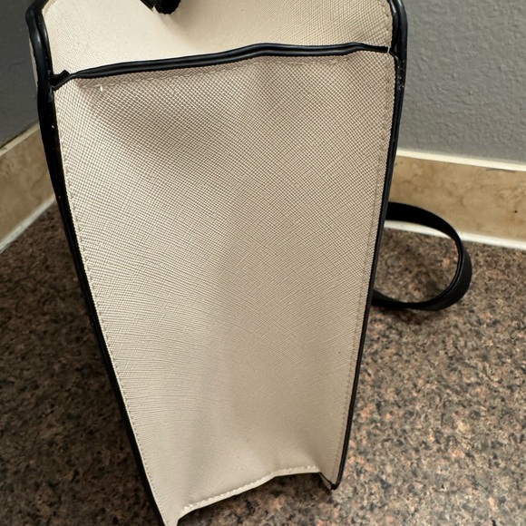 🔥Aldo Black, Tan, and Cream cross body with Gold chain Accents like new - Picture 5 of 6